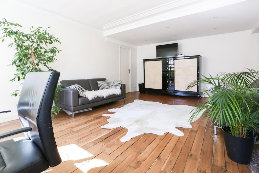 And Parisian Style - 3 Bedrooms Apartment *